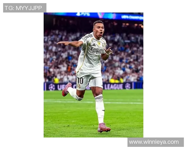 足球新风尚：姆巴佩引领潮流展现球场上的王者风范与魅力