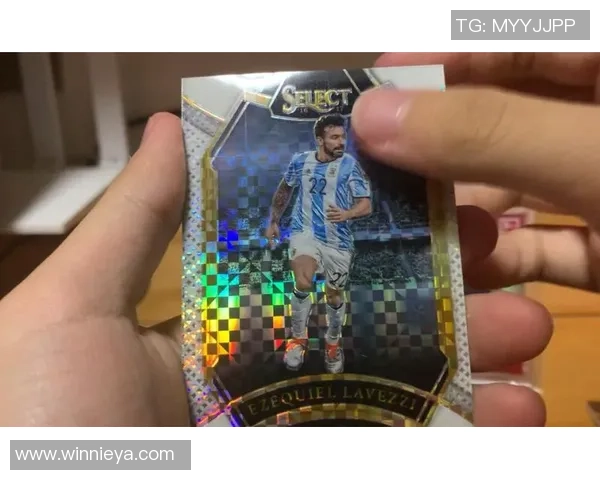 足球直播拆球星卡揭秘真假 你能分辨其中的奥秘吗